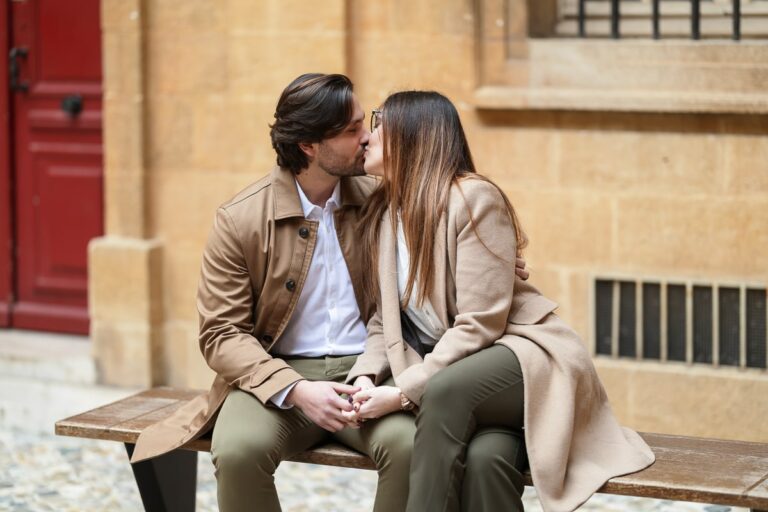 Photo couple romantique au bord de l’eau