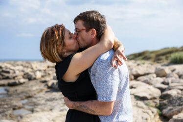 Photo couple sur la plage à Sausset