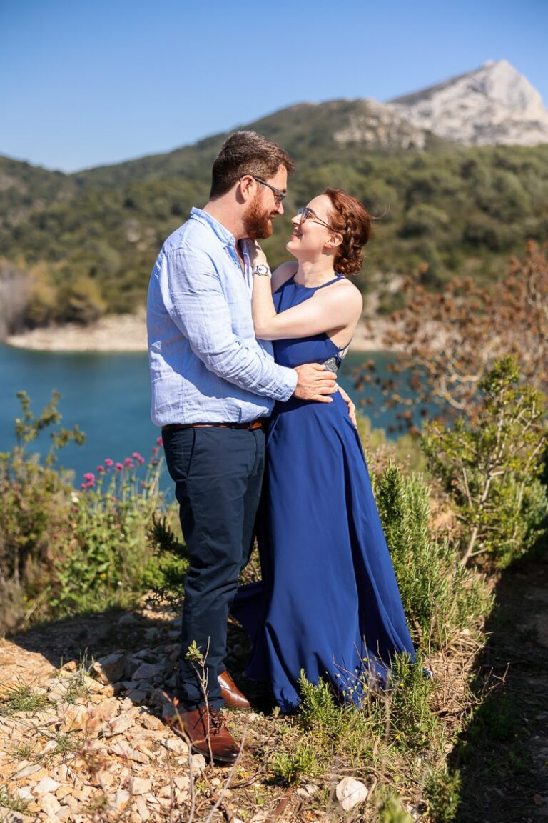 Photographe couple en lumière naturelle à Aix