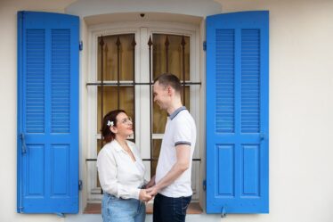 Photographe couple lumière naturelle à Istres