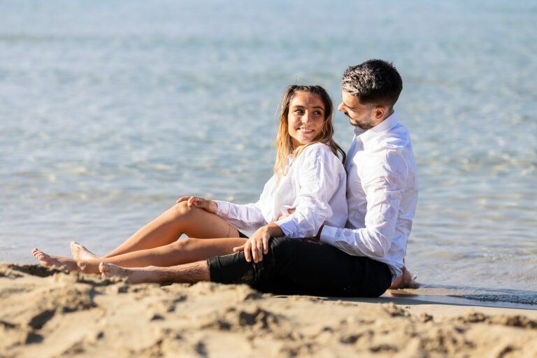 Shooting couple golden hour à Sausset-les-Pins
