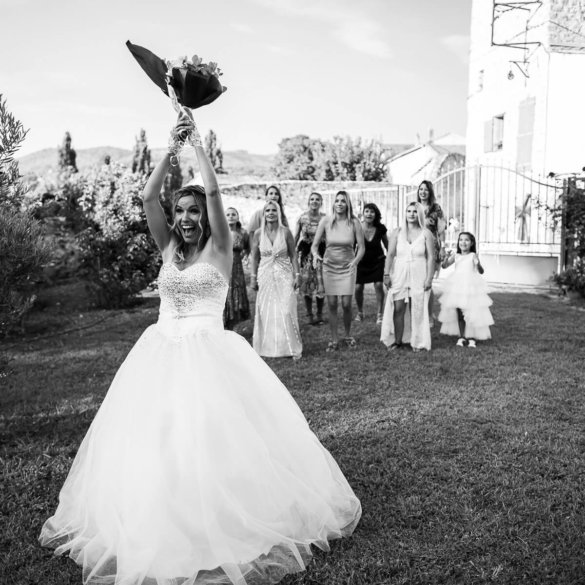 Photographe Mariage Marseille lancer de bouquet