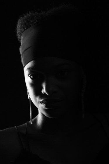 Portrait en studio photo noir et blanc