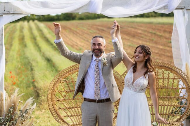 Photo couple cérémonie laïque champêtre Sausset-les-Pins