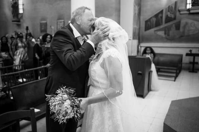 Photographe-de-mariage-bouches-du-rhoneemotion-eglise-noir-et-blanc