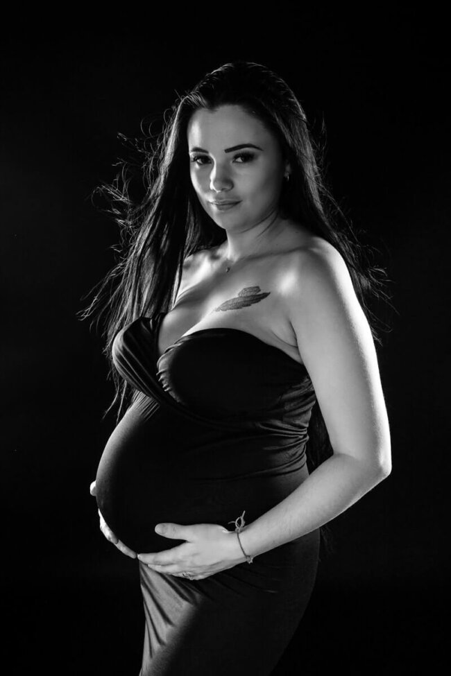 Photographe grossesse en noir et blanc Chateauneuf les Martigues