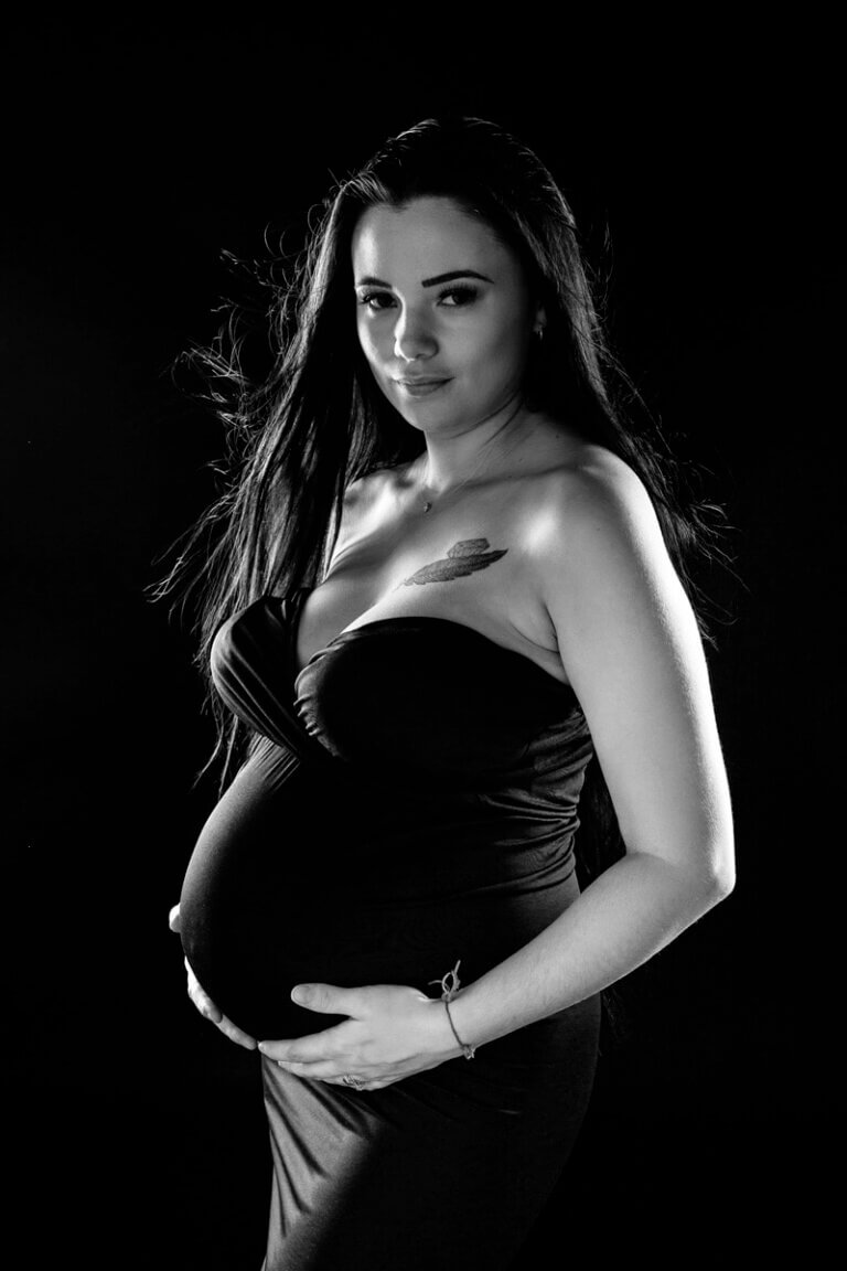 Photographe grossesse en noir et blanc Chateauneuf les Martigues