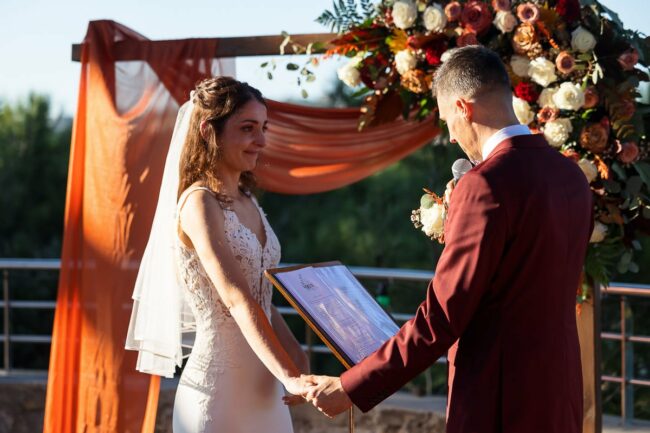 Reportage photo mariage cérémonie extérieure Saint-Mitre-les-Remparts