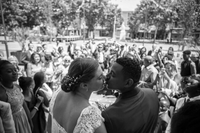 https://jessymurciaphotography.fr/wp-content/uploads/2021/02/photographe-mariage-marseille-photo-sortie-eglise-provence.jpg