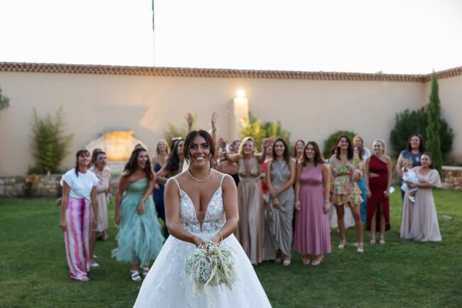 Photo mariage attraper le bouquet Salon-de-Provence