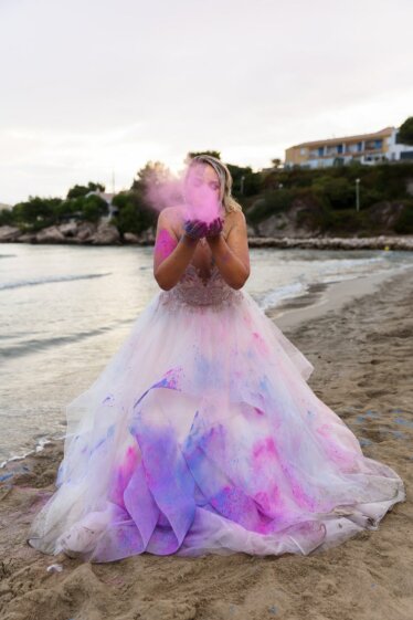 Photo-mariage-seance-trash-the-dress-aix-en-provence-poudre-colorée