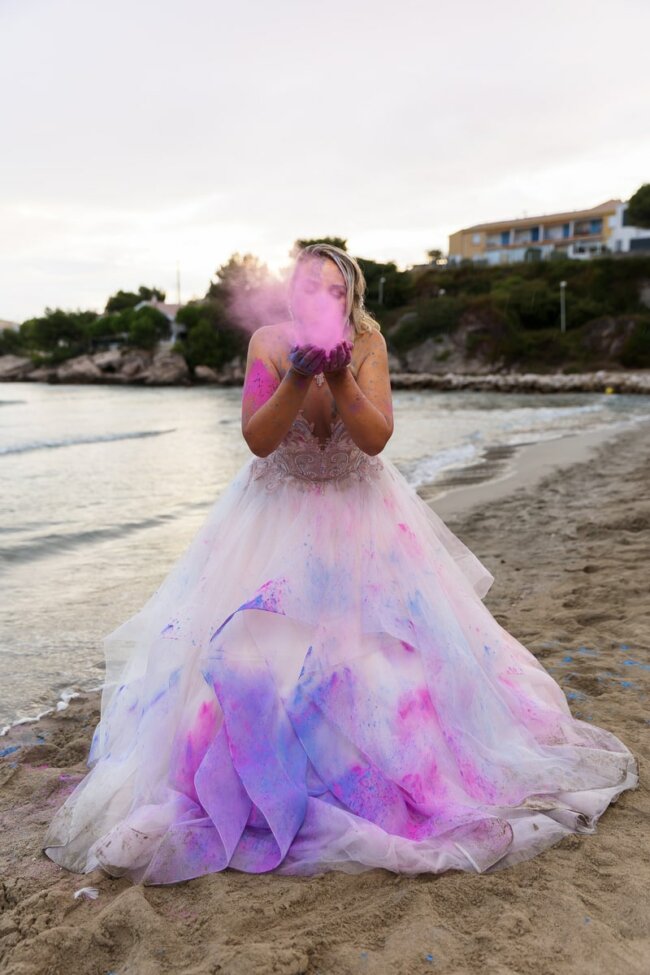 Photo-mariage-seance-trash-the-dress-aix-en-provence-poudre-colorée