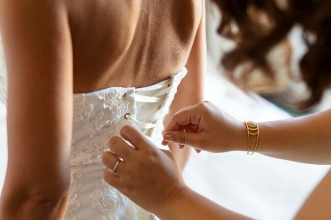 Photographe-de-mariage-Aix-en-Provence-photo-preparatifs-Robe-lacet