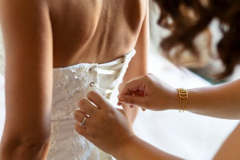 Photographe-de-mariage-Aix-en-Provence-photo-preparatifs-Robe-lacet