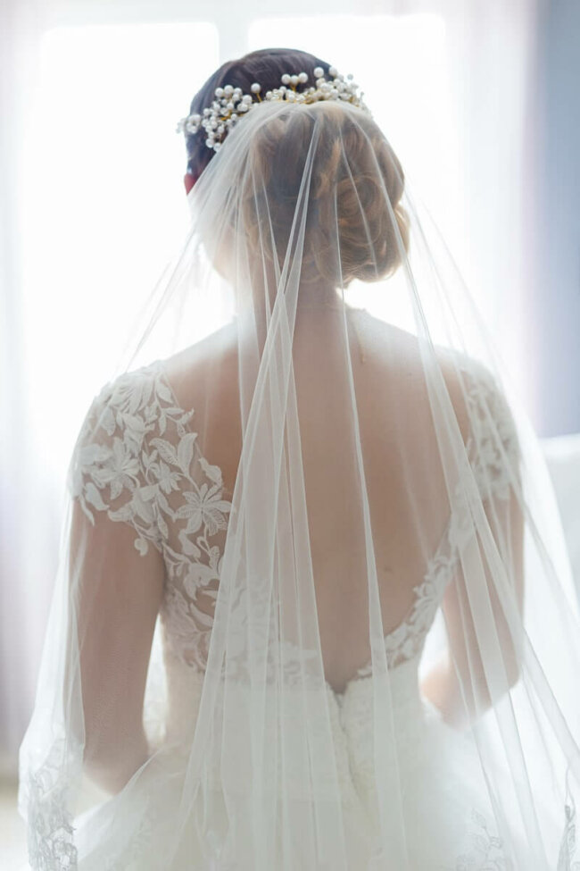 Photographe-de-mariage-Aix-en-Provence-photo-preparatifs-vile-mariées-de-dos