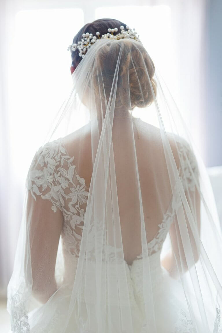 Photographe-de-mariage-Aix-en-Provence-photo-preparatifs-vile-mariées-de-dos