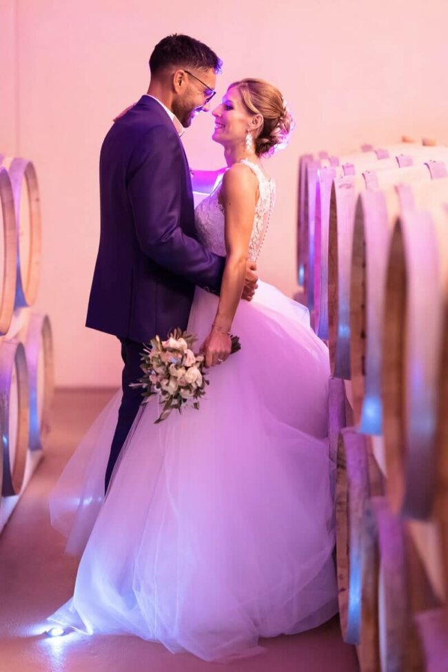 Photographe-de-mariage-chateau-saint-hilaire-photo-dans-les-caves