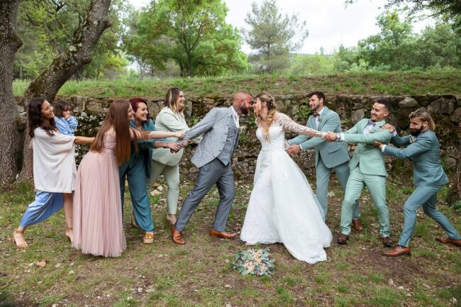 Photographe mariage invités réunis Martigues