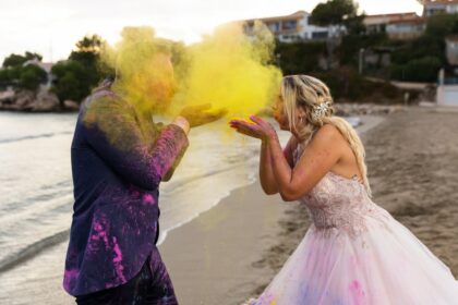 Photographe-mariage-seance-trash-the-dress-Marseille-poudre-colorée