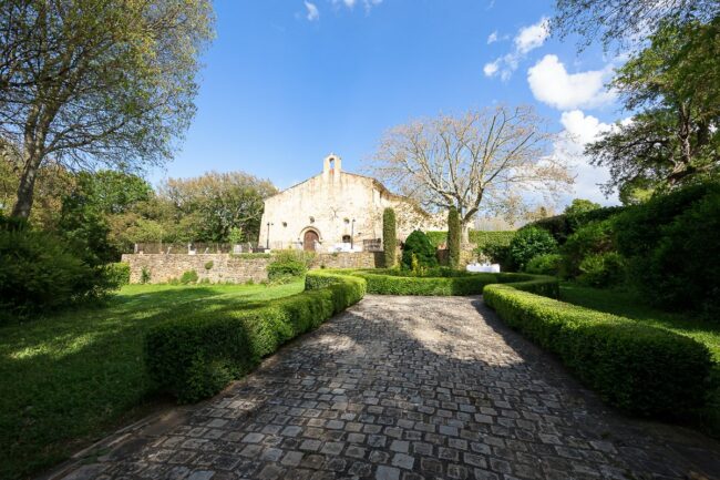 Reportage photo déco mariage extérieur Saint-Mitre-les-Remparts