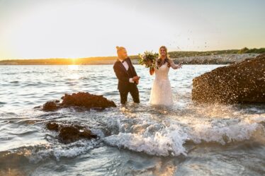 Séance photo after wedding pieds dans l’eau Carro