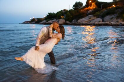 Séance photo mariés pieds dans l’eau Côte Bleue