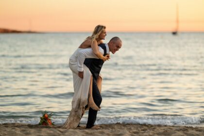Trash the dress mariage pieds nus dans l’eau Carry